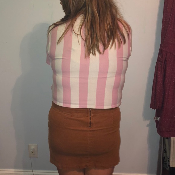 A crop shirt and a skirt together - Picture 2 of 2